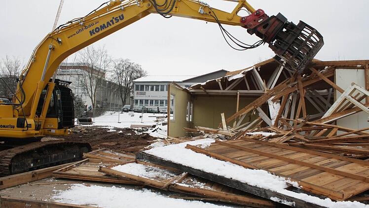 Leichtes Spiel hatte der Bagger mit den Holzbaracken in der Kerschensteiner Straße in Höchstadt. Fotos: Andreas Dorsch