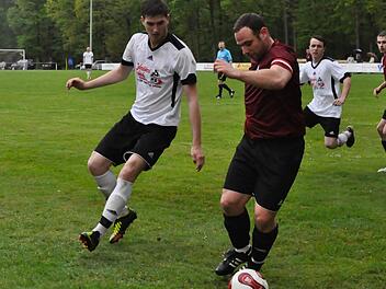 Ausnahme: René Leurer (links) hat in dieser Szene das Nachsehen gegen Tobias Heilmann vom BSC Lauter. Ansonsten traf Leurer vier Mal für die SpVgg Wartmannsroth ins Schwarze. Foto: Anja Schmitt