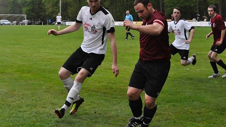 Ausnahme: René Leurer (links) hat in dieser Szene das Nachsehen gegen Tobias Heilmann vom BSC Lauter. Ansonsten traf Leurer vier Mal für die SpVgg Wartmannsroth ins Schwarze. Foto: Anja Schmitt