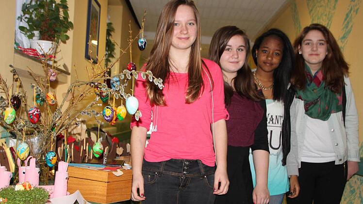 Die Mittelschülerinnen Luisa (v.l.), Emilia, Mahlet und Laura gestalteten den Frühlingsmarkt im Haus Waldenfels in Bad Brückenau mit.  Foto: Ulrike Müller