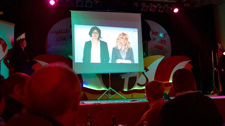Sogar ein Steinacher "heute journal" wurde geboten. Auf der Leinwand sind Klaus Kleber alias Liane Benkert und Gundula Gause alias Jaqueline Dünisch zu sehen. Foto: Kathrin Kupka-Hahn