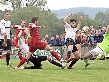 Patrick Jauch im Tor des TSV Sonnefeld (rechts) ist zweifelsohne einer der Erfolgsgaranten des neuen Kreisliga-Meisters; ganz links Abwehrchef Ata Simitci und in der Mitte "Knipser" Sahin Yesiljurt, der in dieser Szene - eigentlich völlig untypisch für ihn - hinten aushilft. Foto: Steffen Huber