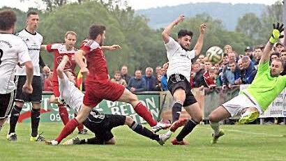 Patrick Jauch im Tor des TSV Sonnefeld (rechts) ist zweifelsohne einer der Erfolgsgaranten des neuen Kreisliga-Meisters; ganz links Abwehrchef Ata Simitci und in der Mitte "Knipser" Sahin Yesiljurt, der in dieser Szene - eigentlich völlig untypisch für ihn - hinten aushilft. Foto: Steffen Huber