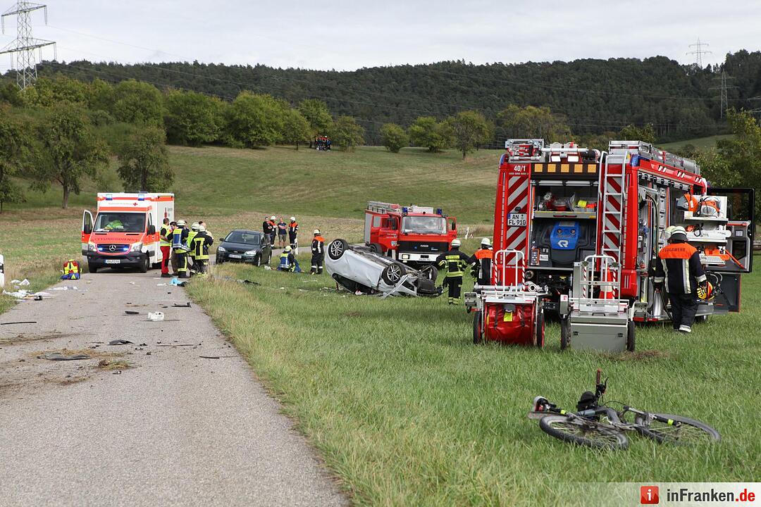 Pkw landet bei Kemmathen auf dem Dach