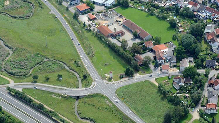 Auf der Fläche rechts unterhalb der Kreuzung könnte schon bald ein Ärztehaus entstehen. Foto: Archiv/Ronald Rinklef