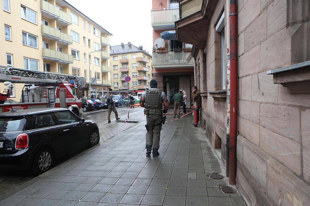 Eine 49-Jährige hat in der Nürnberger Südstadt einen SEK-Einsatz ausgelöst. Sie ging auf Mitbewohner los und war dann Gegenstände aus dem Fenster.
