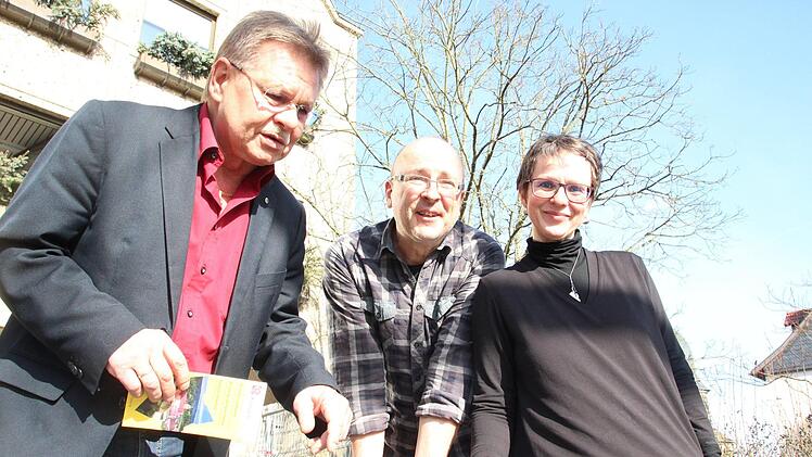 Bürgermeister Wolfgang Beiergrößlein, Stefan Haufe, künstlerischer Leiter und Tourismus-Chefin Kerstin Löw blicken auf die Kulisse der Rosenberg-Festspiele - hier im Kleinformat. Anna-Lena Deuerling