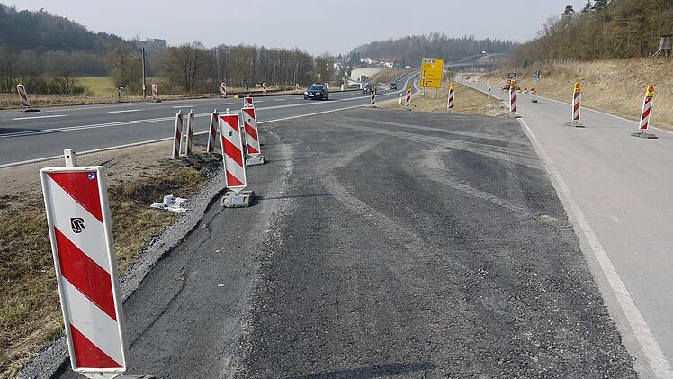 Über eine provisorische Rampe  wird  der Verkehr auf der Bundesstraße zwischen Rödental und Neustadt auf die künftige Gemeindeverbindungsstraße verschwenkt und an der Brückenstelle vorbei geführt.Berthold Köhler