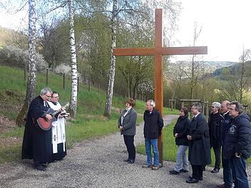 Vor rund zwei Jahren wurde das vier Meter hohe Holzkreuz auf dem Naturfriedhof in Römershag gesegnet. Demnächst soll auf der Anlage eine Tafel mit Informationen über die  Ruhestätte aufgestellt werden. Damit erfüllt die Stadtverwaltung einen Wunsch, der mehrfach aus der Bevölkerung kam. Rolf Pralle