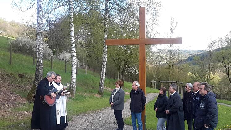 Vor rund zwei Jahren wurde das vier Meter hohe Holzkreuz auf dem Naturfriedhof in Römershag gesegnet. Demnächst soll auf der Anlage eine Tafel mit Informationen über die  Ruhestätte aufgestellt werden. Damit erfüllt die Stadtverwaltung einen Wunsch, der mehrfach aus der Bevölkerung kam. Rolf Pralle