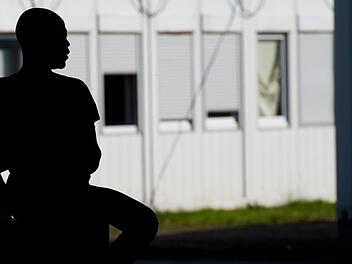 In Hof soll bald im Herbst 2019 der Bau eines Abschiebegef&auml;ngnisses beginnen. Symbolfoto: Julian Stratenschulte/dpa