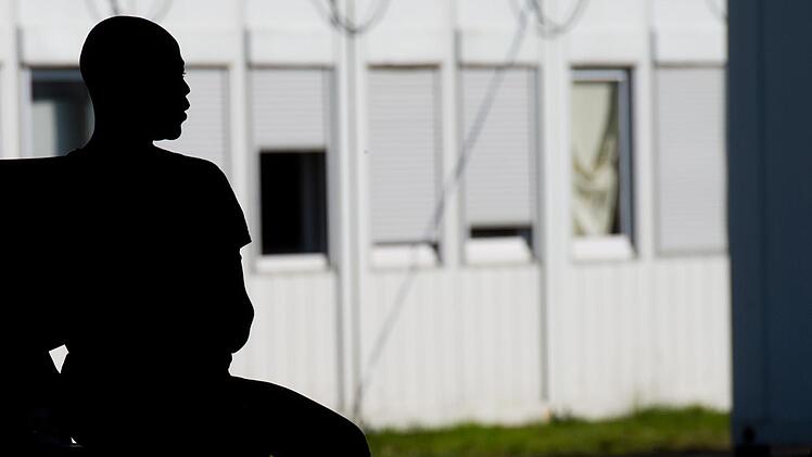 In Hof soll bald im Herbst 2019 der Bau eines Abschiebegef&auml;ngnisses beginnen. Symbolfoto: Julian Stratenschulte/dpa