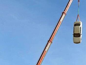 Ein Auto am Kran lockte zum Aktionstag. Fotos: Richard Sänger