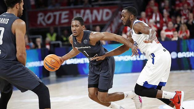 Kameron Taylor (mit Ball) scheint sein kleines Formtief &uuml;berwunden zu haben. In den vergangenen beiden Champions-League-Spielen punktete der Fl&uuml;gelspieler, der mit 13,2 Z&auml;hlern im Schnitt bester Bamberger Korbsch&uuml;tze in der Bundesliga ist, wieder zweistellig. Foto: Daniel L&ouml;b