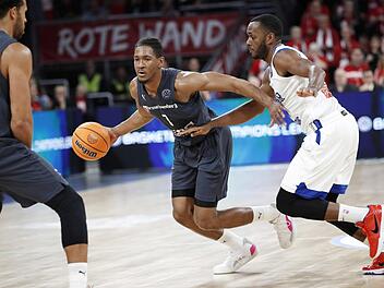 Kameron Taylor (mit Ball) scheint sein kleines Formtief überwunden zu haben. In den vergangenen beiden Champions-League-Spielen punktete der Flügelspieler, der mit 13,2 Zählern im Schnitt bester Bamberger Korbschütze in der Bundesliga ist, wieder zweistellig. Foto: Daniel Löb