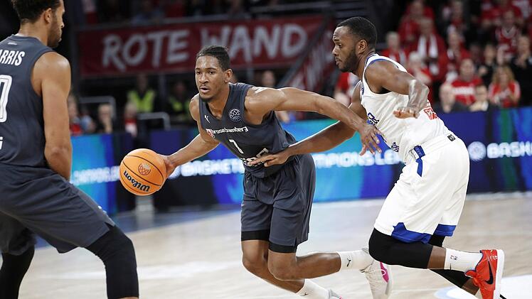 Kameron Taylor (mit Ball) scheint sein kleines Formtief überwunden zu haben. In den vergangenen beiden Champions-League-Spielen punktete der Flügelspieler, der mit 13,2 Zählern im Schnitt bester Bamberger Korbschütze in der Bundesliga ist, wieder zweistellig. Foto: Daniel Löb