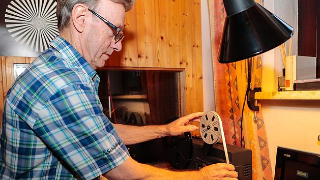 Peter Trebes an seinem umgebauten Projektor mit einer Super-8-Filmspule Foto: Matthias Hoch