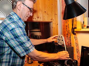 Peter Trebes an seinem umgebauten Projektor mit einer Super-8-Filmspule Foto: Matthias Hoch