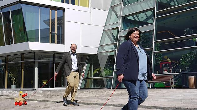 Die Ente steht f&uuml;r Haba: Mit ihrem Spielzeug aus der Kindheit geht Sabine Habermaass vorneweg, w&auml;hrend Tim Steffens die modernisierte Variante des Spielzeugs im Schlepptau hat.