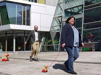 Die Ente steht für Haba: Mit ihrem Spielzeug aus der Kindheit geht Sabine Habermaass vorneweg, während Tim Steffens die modernisierte Variante des Spielzeugs im Schlepptau hat.