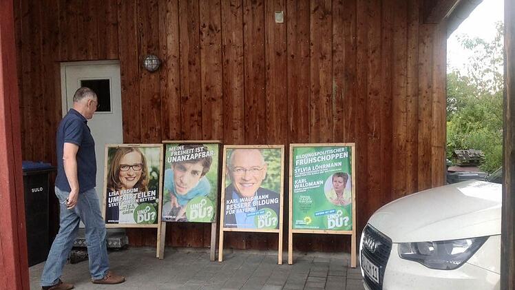 Viele grüne Plakate in der Garage. Das einzige Auto der Waldmanns ist allerdings weiß.