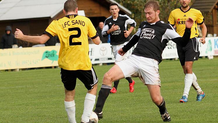 Der Augsfelder Alexander Derra (Zweiter von rechts) wird von Andre Schmitt gestoppt. Im Hintergrund verfolgen Danny Schlereth und Matthias Hoff (rechts) die Szene.