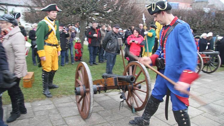 Mit viel Routine bereitet Kanonier Markus Fischer-Weiß sein Geschütz vor. Keiner kennt es besser als er, denn schließlich hat er das Geschütz namens "Annika" auch selbst gebaut.