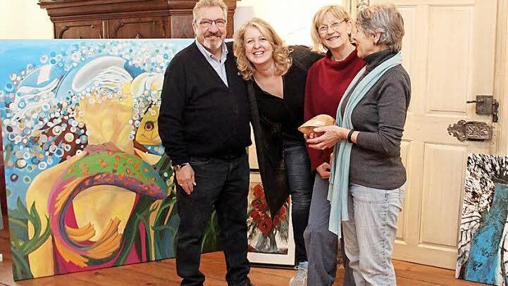 Paul Gütle, Heike Flügel, Antonia Spiegl und Barbara Plank (von links) vor ihren Arbeiten. Auf dem Bild fehlt Friedel Neupauer Foto: Johanna Blum