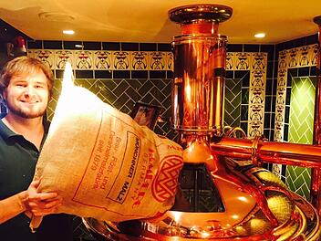 Diplombraumeister Roland Schmalenbach bei der Arbeit: Auf der Aida Stella wird bis zu dreimal pro Woche Bier mit dem Rohstoff aus der Malzfabrik Weyermann in Bamberg gebraut. Zwischen 1500 und 2000 Liter Gerstensaft werden jede Woche allein im Schiffs-Brauhaus ausgeschenkt. Foto: Frank Förtsch