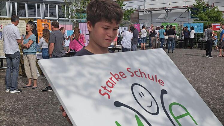 Präsentation auf dem Schulgelände  Foto: Gerd Schaar