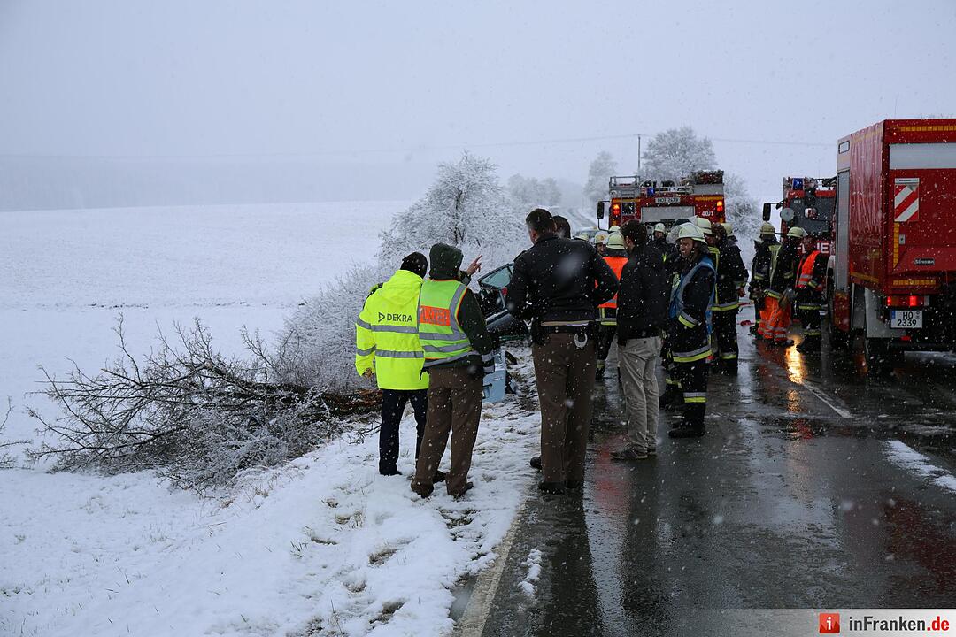18-JŠhrige kollidiert im Schneetreiben mit Baum und erleidet lebensgefaehrliche Verletzungen