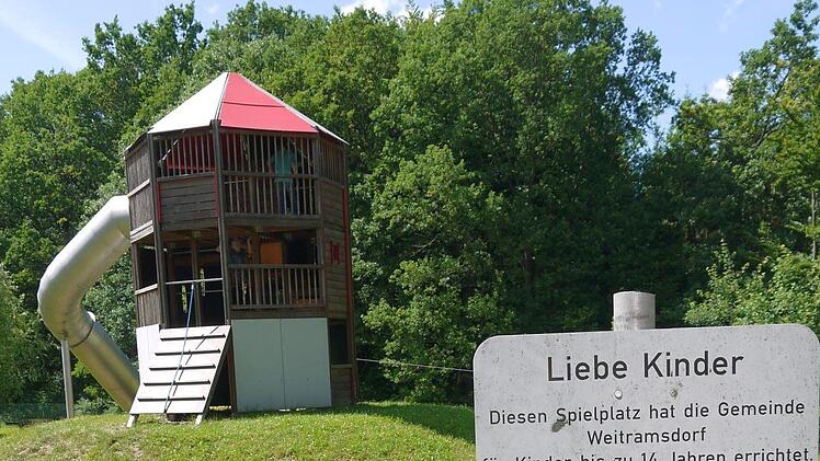 Auf dem Spielplatz am Wasserturm ist am Sonntag ein Kind von einem Hund angefallen worden. Foto: Berthold Köhler