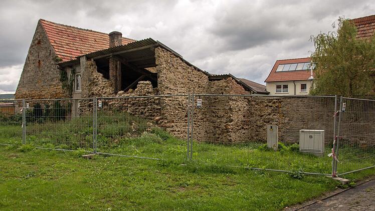Der Platz hinter der Kirche in Wonfurt, auf dem das Anwesen Bilous stand, wird neu gestaltet und befestigt. Dabei werden auch die eingefallene Mauer wiedererrichtet und die anderen Mauern zum Nachbarn hin gesichert. Zudem sollen Sitzmöglichkeiten geschaffen werden.