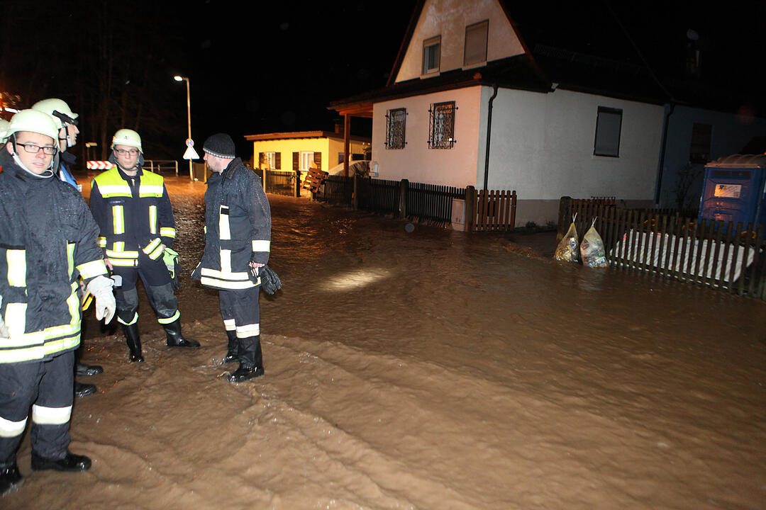 Hochwasser in Franken: In der Nacht zum Freitag kam es in Ansbach zu teils schweren Überschwemmungen