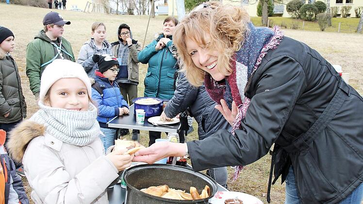 Die von den Stadtteilmüttern gebackenen Blinis schmeckten den Kids vorzüglich. Ingrid Marr bereitete die Köstlichkeiten vor.