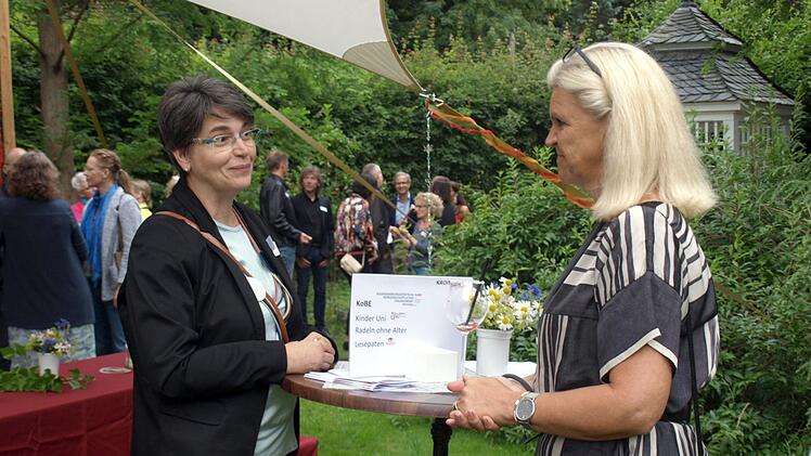 An den Stehtischen konnte man sich genauer über die Projekte informieren. Hier Sabine Nuber (li) und Bürgermeisterin Susanne Grebner.Susanne Deuerling