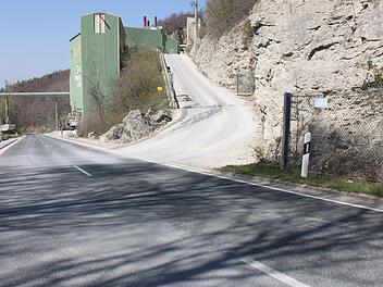 Bei Bad Staffelstein-Kaider hat es einen Verkehrsunfall gegeben, bei dem ein Motorradfahrer verletzt wurde. Im Bild die Unfallstelle bei der Ausfahrt der Steinwerke. Foto: Popp