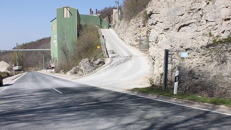 Bei Bad Staffelstein-Kaider hat es einen Verkehrsunfall gegeben, bei dem ein Motorradfahrer verletzt wurde. Im Bild die Unfallstelle bei der Ausfahrt der Steinwerke. Foto: Popp