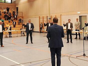 Die Vereidigung der neuen Gemeinderäte durch Bürgermeister Karsten Fischkal. Im Bild von links Kerstin Auer, Tim Scheppe, Norbert Lamm, Ralf Olsmedahl, Matthias Goß, Thomas Lay und Nico Kauper Foto: Britta Schnake