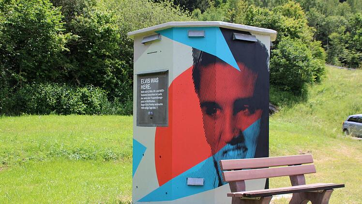 Dass Elvis Presley als Soldat in Wildflecken war, erfahren Radler an diesem Bahnhäuschen. Foto: Ulrike Müller