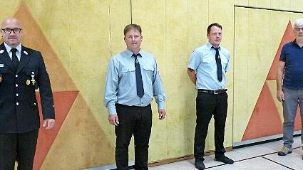 Kreisbrandmeister Christian Schilder mit Kommandant Heinrich Zellmann, dem stellvertretenden Kommandanten Bernd Albert und dem Bürgermeister Bernhard Storath (von links)