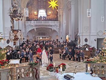 Feierlich geschm&uuml;ckt strahlt die Basilika Heiligste Dreifaltigkeit weihnachtliche Stimmung aus.