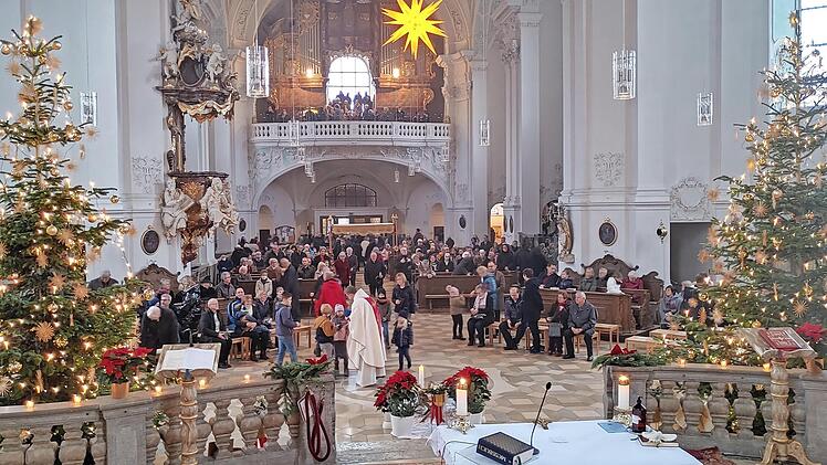 Feierlich geschm&uuml;ckt strahlt die Basilika Heiligste Dreifaltigkeit weihnachtliche Stimmung aus.