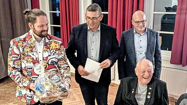 Emotional war die Ehrung von Hans Petsch (vorne rechts), der mit 60 Jahren Mitgliedschaft zu den Urgesteinen der CSU z&auml;hlt. Es gratulierten (von links) Schatzmeister Bastian Kopatzki, Ortsvorsitzender Thorsten Harnus und B&uuml;rgermeister Michael Kas...