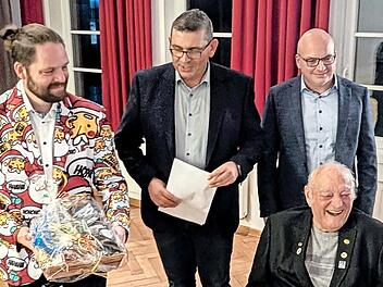 Emotional war die Ehrung von Hans Petsch (vorne rechts), der mit 60 Jahren Mitgliedschaft zu den Urgesteinen der CSU zählt. Es gratulierten (von links) Schatzmeister Bastian Kopatzki, Ortsvorsitzender Thorsten Harnus und Bürgermeister Michael Kas...
