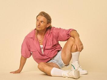 Die sehenswerte und mit viel 90-er-Jahre-Flair versehene Comedy "Messiah Superstar": Florian Lukas spielt einen vergessenen Euro-Dance-Sänger. In Szenen von früher sieht man ihn mit Wallemähne als exzentrischen Popstar.