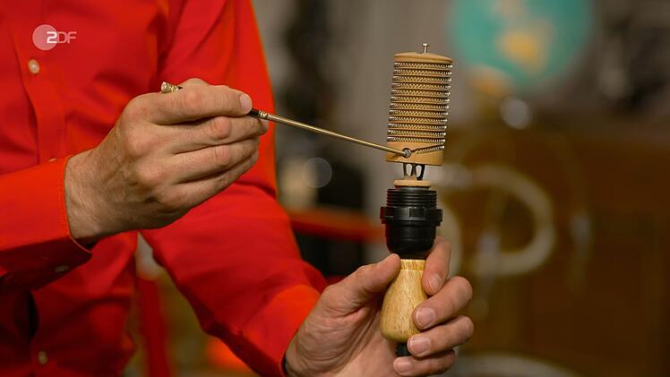 Der Sonnenheizk&ouml;rper aus den 1950er- bis 60er-Jahren war 50 bis 80 Euro wert. Walter Lehnertz lie&szlig; sich auf 50 Euro hochhandeln.