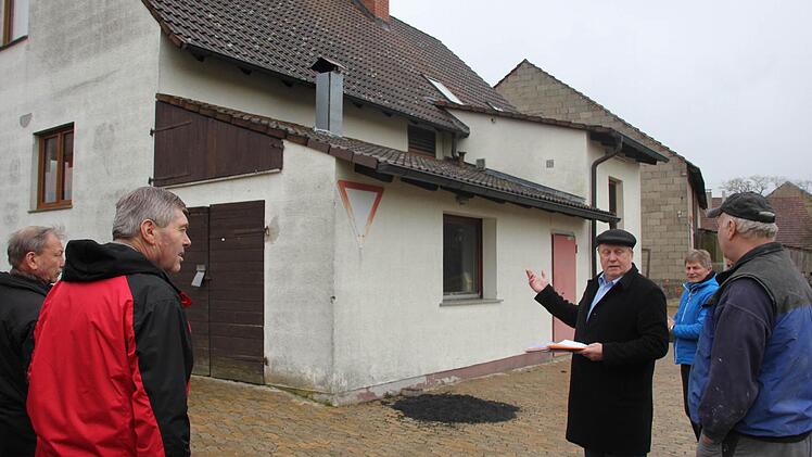 In diesem Bereich soll das Feuerwehrhaus in Losbergsgereuth aufgestockt werden.