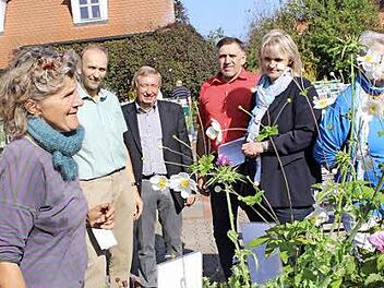 Cornelia Augustin (l.) spricht über Pflanzen.  Foto: fra-press