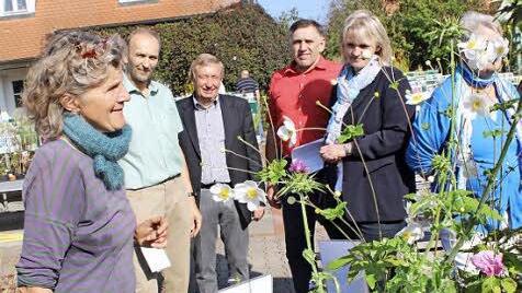 Cornelia Augustin (l.) spricht über Pflanzen.  Foto: fra-press